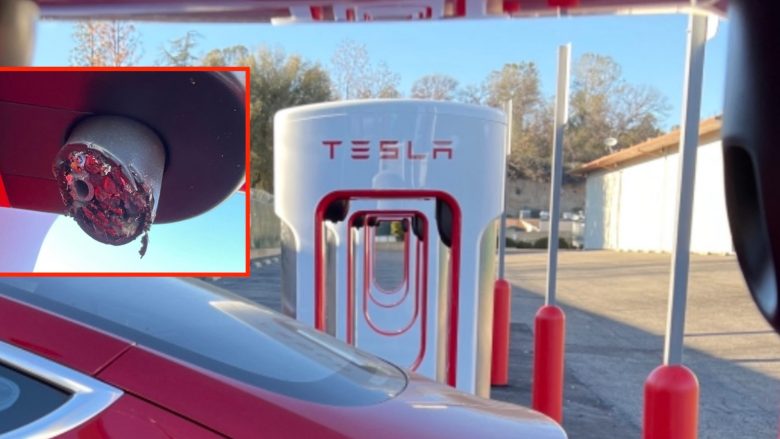 Vidhen kabllot e mbushësve në stacionin e Tesla-s për karikimin e makinave elektrike