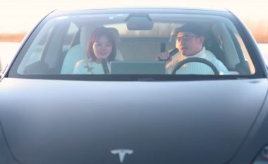 ‘TeslaMic’: Mikrofonat për karaoke në veturë të Tesla-s me vlerë 188 dollarë u shitën brenda një ore në Kinë