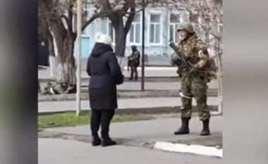 Gruaja e guximshme ukrainase përballet me ushtarin e armatosur rus: Çfarë po bëni në vendin tonë?