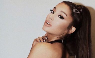 Ariana Grande postoi një video duke bërë grim dhe të gjithë u mahnitën nga mënyra se si e realizon penelin
