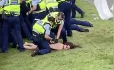 Policia tërheq nga flokët një grua lakuriq në protestat e Zelandës së Re