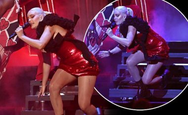Moment i sikletshëm për këngëtaren Anne-Marie, rrëshqet dhe bie nga shkallët gjatë performancës në Brit Awards