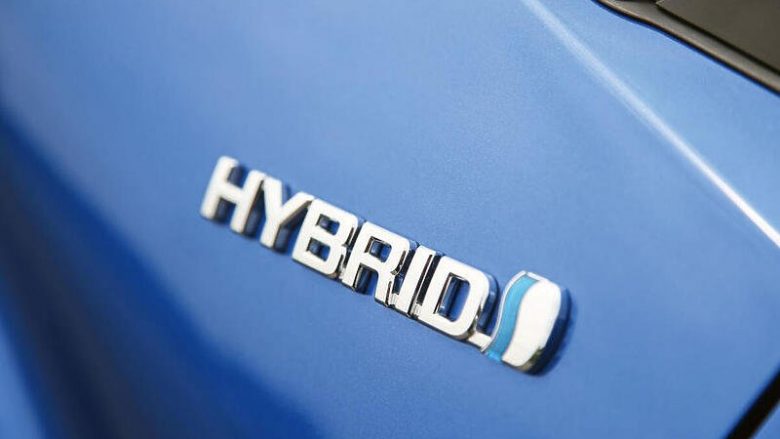 Shitjet hibride tejkaluan automjetet me naftë në Evropë