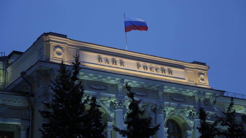 Banka Qendrore e Rusisë rrit normat e interesit, mbyllet tregu i aksioneve në vend