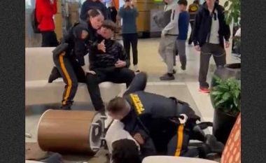 Pamjet që po bëjnë bujë në Amerikë – policia e shtrin për tokë djaloshin me ngjyrë dhe e prangosin, adoleshentin e bardhë e lënë të lirë në divan