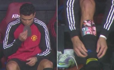 Besëtytnia e Cristiano Ronaldos që përfshin puthjen e mbrojtësve të këmbëve, ka hutuar tifozët e United