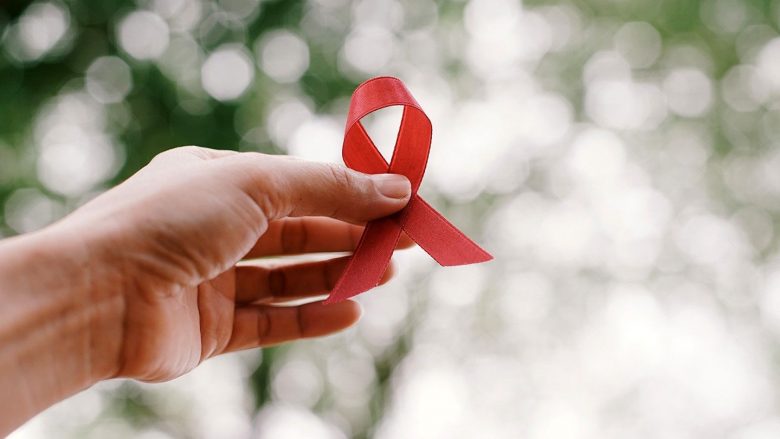 Mjekët përdorën një metodë të re për të kuruar HIV/AIDS – pacientja u shërua shpejt dhe gëzon shëndet të mirë