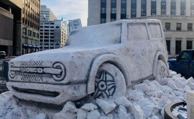 Një skulpturë akulli e një Ford Bronco është bërë në Nju Jork