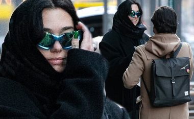 Dua Lipa mundohet të mos vihet re në New York, teksa mbulon kokën me shami të zezë gjatë shëtitjes së saj