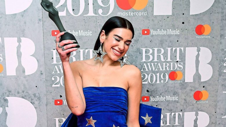 Dua Lipa fiton çmimin “Artistja më e mirë Pop/R&B” në Brit Awards 2022