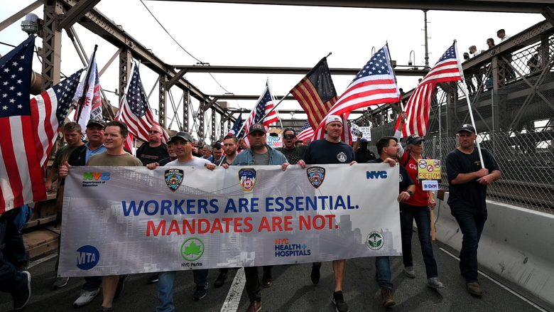 Refuzojnë të vaksinohen kundër COVID-19, largohen nga puna punonjësit e qytetit të New Yorkut