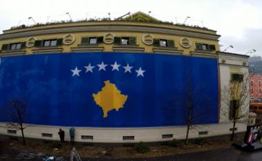 Bashkia e Tiranës vendos flamurin e Kosovës në 14 vjetorin e pavarësisë