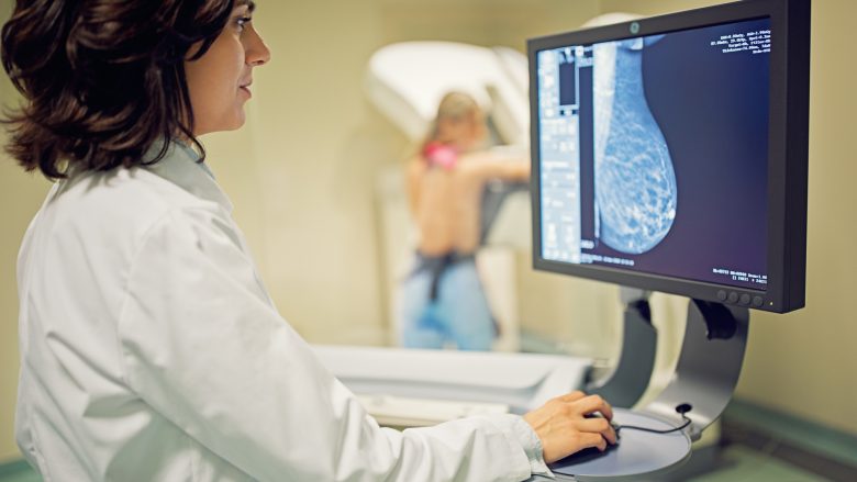 Ekzaminimi i hershëm mund të përgjysmojë numrin e vdekjeve nga kanceri i gjirit te gratë e reja