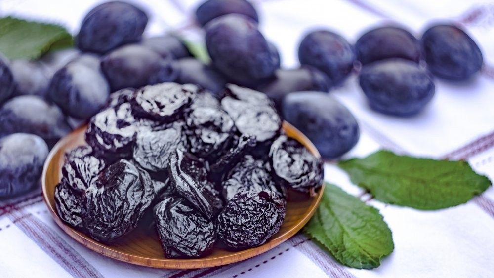 Dried plums prevent problems with bones, hair and can help you lose