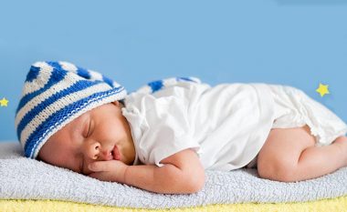 Kur bebja mund të fillojë të flejë në bark?