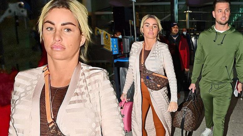 Pak javë pas ndërhyrjes së fundit, Katie Price shihet me të dashurin në aeroport ndërsa thuhet se është në borxhe të mëdha