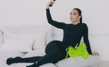 Kim Kardashian modelon kostume të bukura dhe veshje me stampim leopardi në reklamën e markës Balenciaga