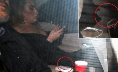 Larg shkëlqimit që pati në spektakël, Adele fotografohet me cigare dhe shapka në veturën e saj pas largimit nga Brit Awards