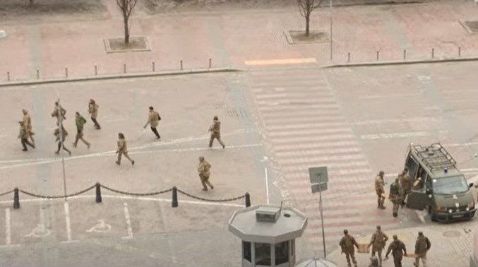 E fundit prej terrenit në Kiev – ushtarët shihen duke vrapuar në rrugë pas alarmit për sulm