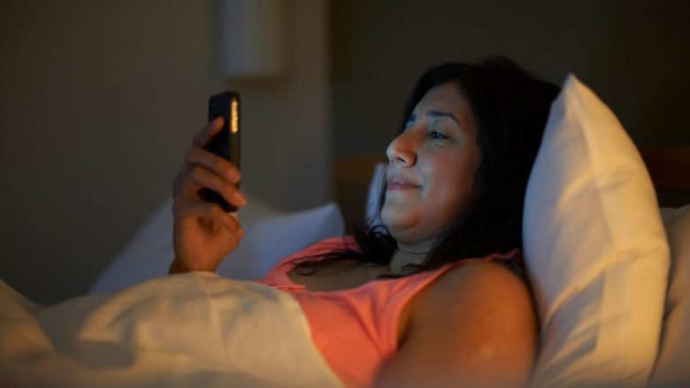 Drita e tepërt artificiale gjatë natës mund të ndikojë në metabolizmin tuaj, tregon studimi