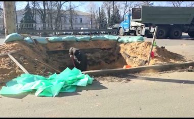 Teksa ushtria pastron rrugët nga “mbeturinat luftarake”, një qytetar ndërton një vend mbrojtës në një nga rrugët kryesore të Kievit