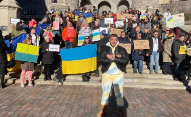 Mozzik merr pjesë në protestën anti-Putin në Suedi: Vetëm thash t’ju tregoj që ka shqiptarë këtej