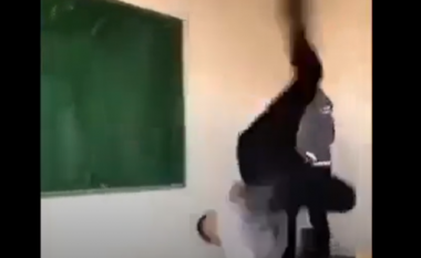 Në orën e mësimit të profesorit Lulzim Paci, nxënësit bëjnë ‘akrobacione’