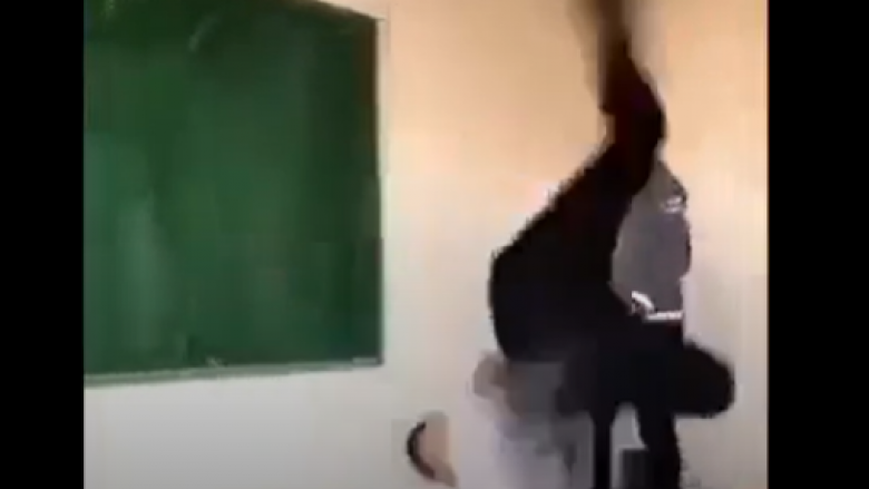 Në orën e mësimit të profesorit Lulzim Paci, nxënësit bëjnë ‘akrobacione’
