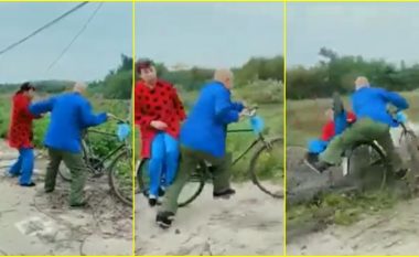 Pamje që tregojnë një çift që rrëzohen nga një biçikletë, pasi burri “nuk i bëri matjet siç duhet”
