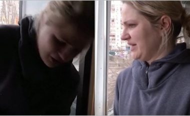 Prekëse: Një grua në Kiev këndon himnin kombëtar të Ukrainës dhe qan, ndërsa pastron apartamentin e saj të bombarduar