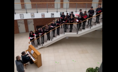 Në shenjë solidarizimi, nxënësit e Shkollës së Muzikës ‘Prenk Jakova’ këndojnë këngë tradicionale ukrainase