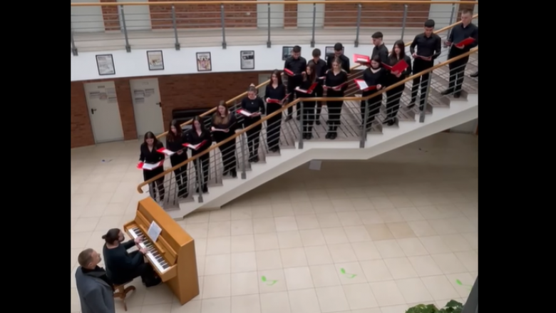 Në shenjë solidarizimi, nxënësit e Shkollës së Muzikës ‘Prenk Jakova’ këndojnë këngë tradicionale ukrainase