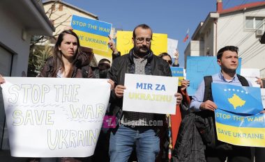 Protestë para Zyrës Ruse në Prishtinë, kërkohet ndërprerja e agresionit rus në Ukrainë