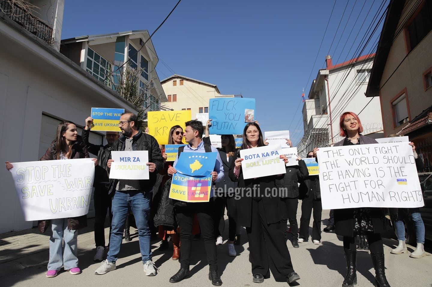 Protestë para Zyrës Ruse në Prishtinë, kërkohet ndërprerja e agresionit rus në Ukrainë