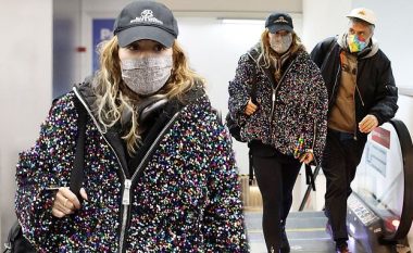 Rita Ora me të dashurin në Aeroportin e Milanos, Taika merr vëmendje me maskën shumëngjyrëshe