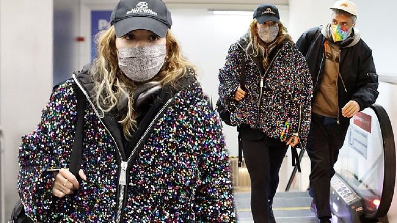 Rita Ora me të dashurin në Aeroportin e Milanos, Taika merr vëmendje me maskën shumëngjyrëshe