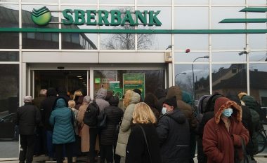 Aksionet e bankës shtetërore ruse Sberbank bien në nivel rekord, qytetarët në radhë të gjata për të tërhequr para