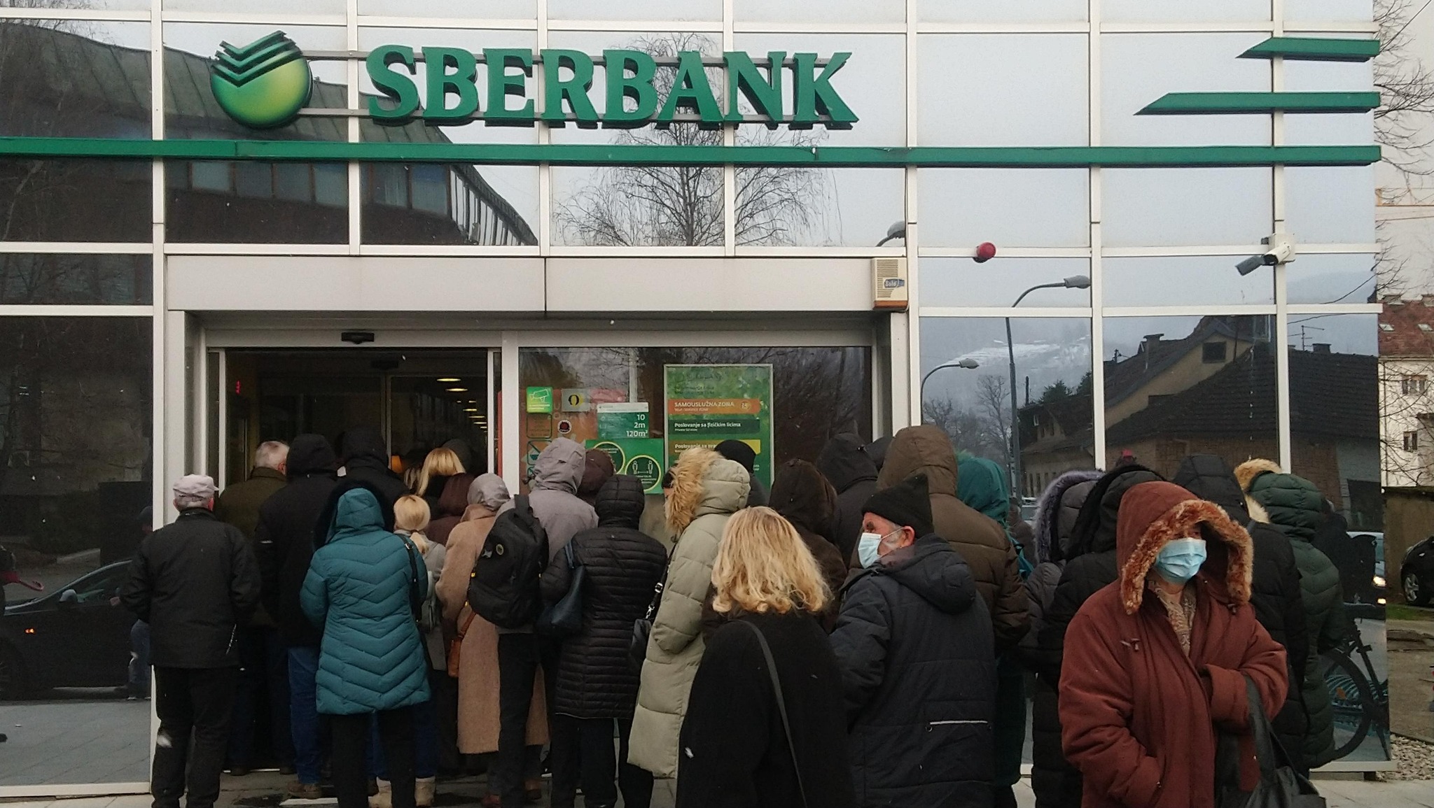 Aksionet e bankës shtetërore ruse Sberbank bien në nivel rekord, qytetarët në radhë të gjata për të tërhequr para
