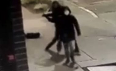 Pamjet tregojnë një burrë duke rrahur një grua me shkop të bejsbollit në Seatle