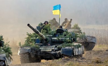 Ukraina nxjerr në rrugë tanket për të mbrojtur kryeqytetin, Kievin