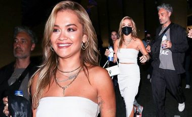 Rita Ora dukej elegante dhe në disponim të mirë, e shoqëruar nga i dashuri i saj në pas-ndejën e ‘Super Bowl’