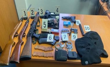 Policia në Skenderaj sekuestron armë dhe municion