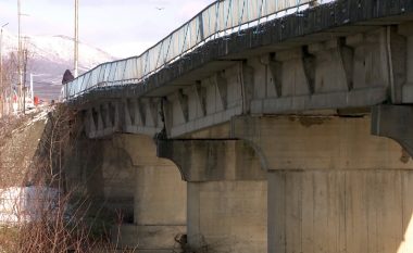 Ura në Rogovë rrezikon të shembet, banorët thonë se po rrezikojnë pasi s’kanë zgjedhje tjetër