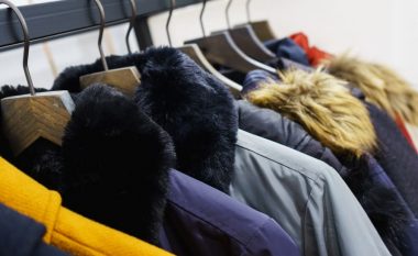 Këto ngjyra nuk duhet të jenë në rrobalarëse: Si mirëmbahen siç duhet xhaketat e dimrit?
