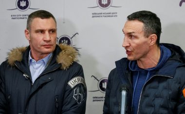 Ish-kampionët e boksit në peshat e rënda, vëllezërit Klitschko, kapin armët për të mbrojtur Ukrainën