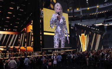 Mes sulmeve ruse, shfaqja e Academy of Country Music Awards 2022 iu dedikua Ukrainës