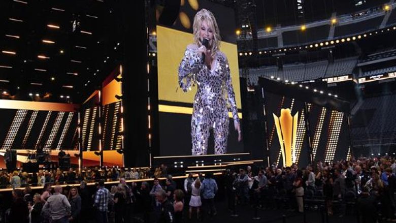 Mes sulmeve ruse, shfaqja e Academy of Country Music Awards 2022 iu dedikua Ukrainës