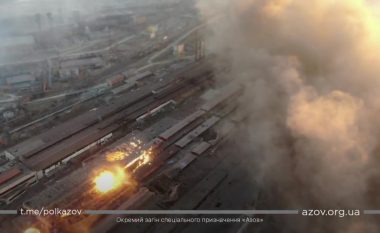 Momenti i bombardimit rus në fabrikat ukrainase në Mariupol