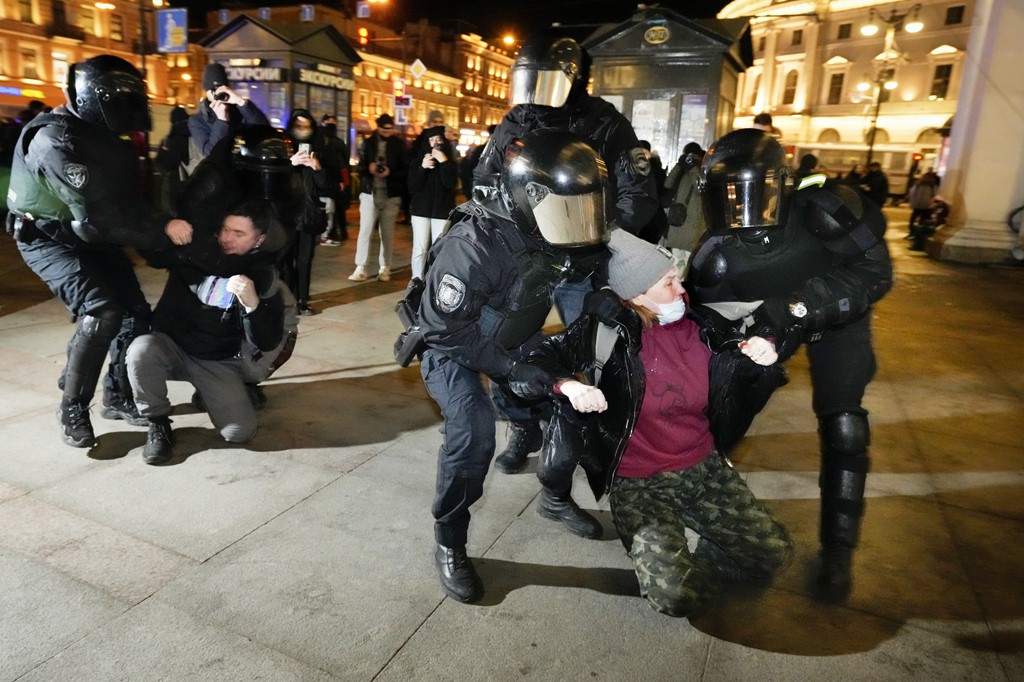 Protesta masive në qytetet ruse kundër pushtimit të Ukrainës, policia arreston protestuesit