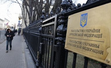 Hiqet flamuri ukrainas nga ambasada në Moskë